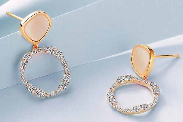 鉆石耳環(huán)